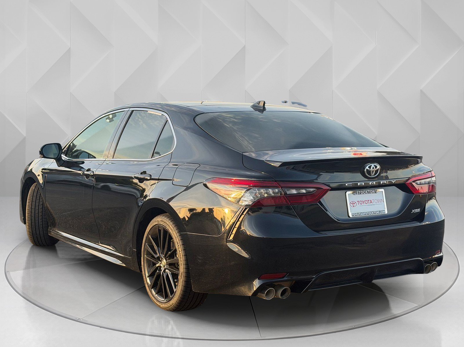 Used 2022 Toyota Camry XSE FWD image 3