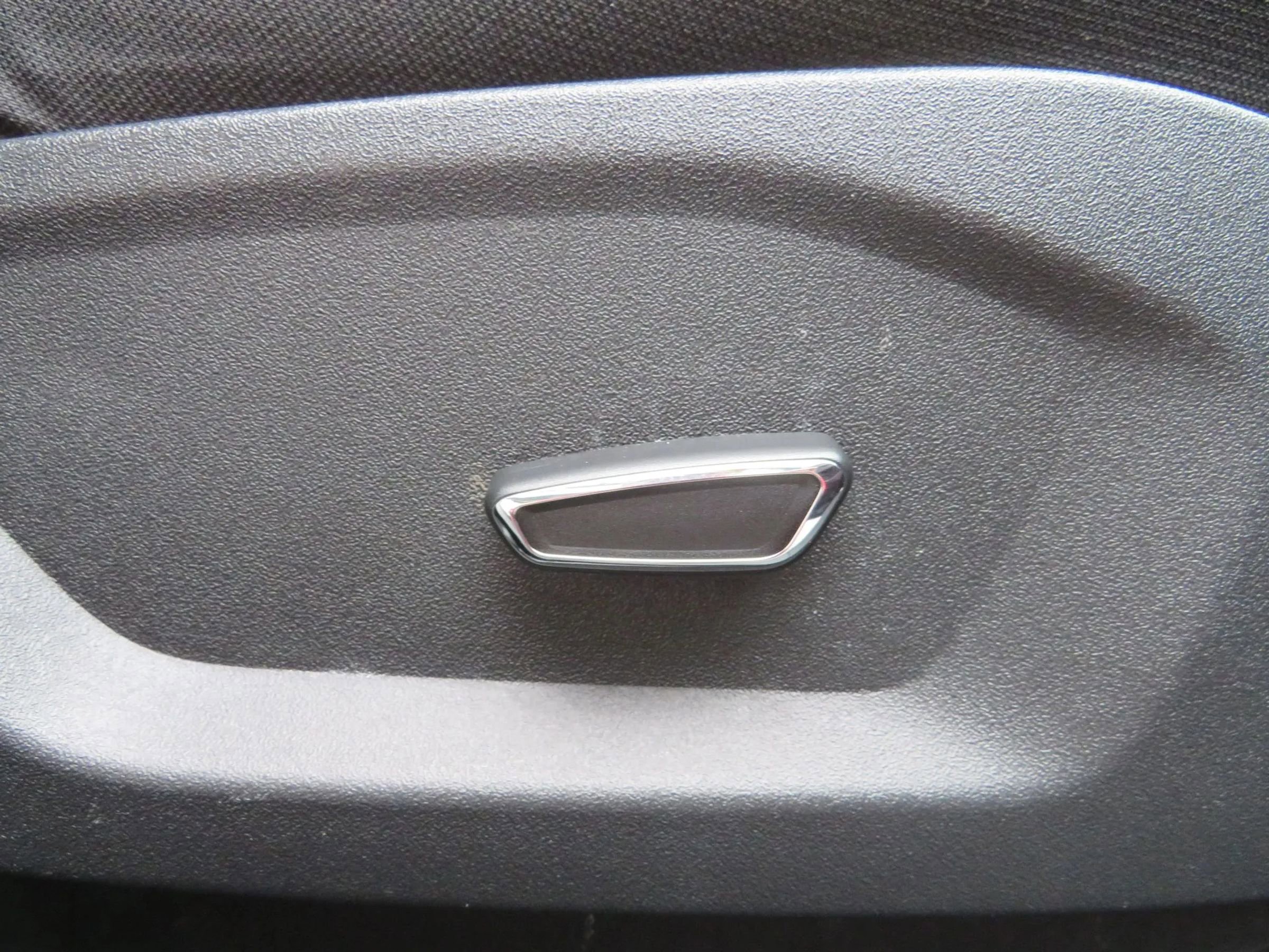 Used 2018 Ford Explorer XLT image 35