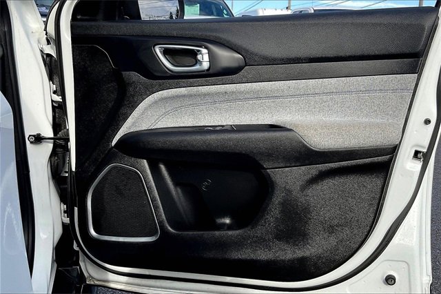 Used 2024 Jeep Compass Latitude image 25