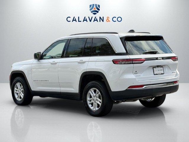 Used 2025 Jeep Grand Cherokee Laredo AWD/4WD image 5