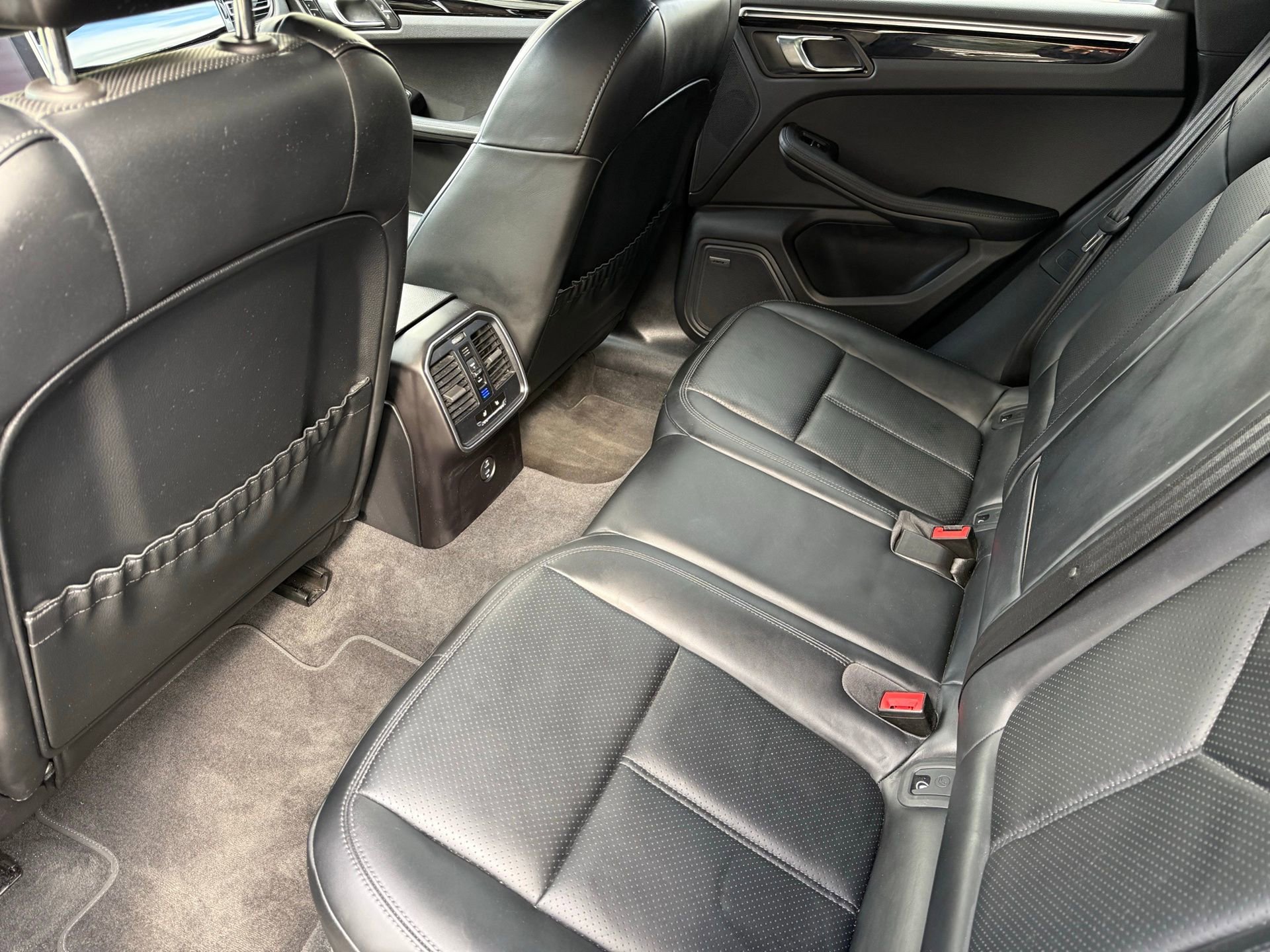 Certified 2024 Porsche Macan image 31