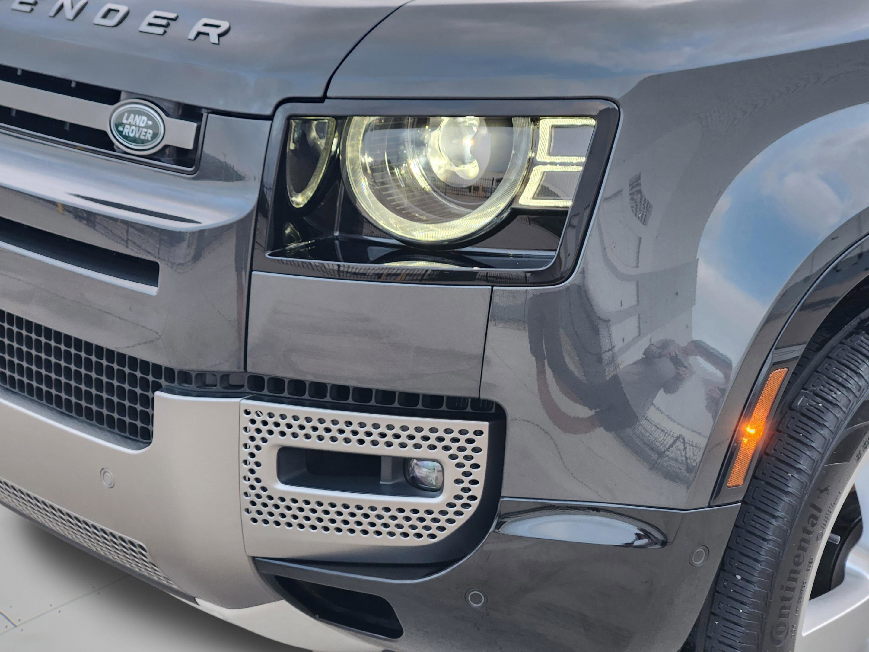 Certified 2025 Land Rover Defender 110 X-Dynamic SE AWD/4WD image 30