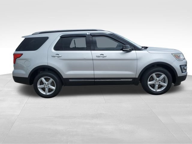 Used 2017 Ford Explorer XLT w/ Equipment Group 201A AWD/4WD image 3