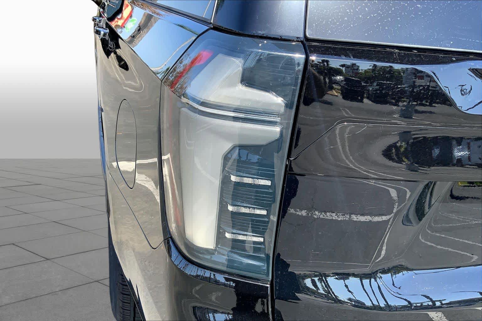 Used 2025 Chevrolet Suburban Premier RWD image 28