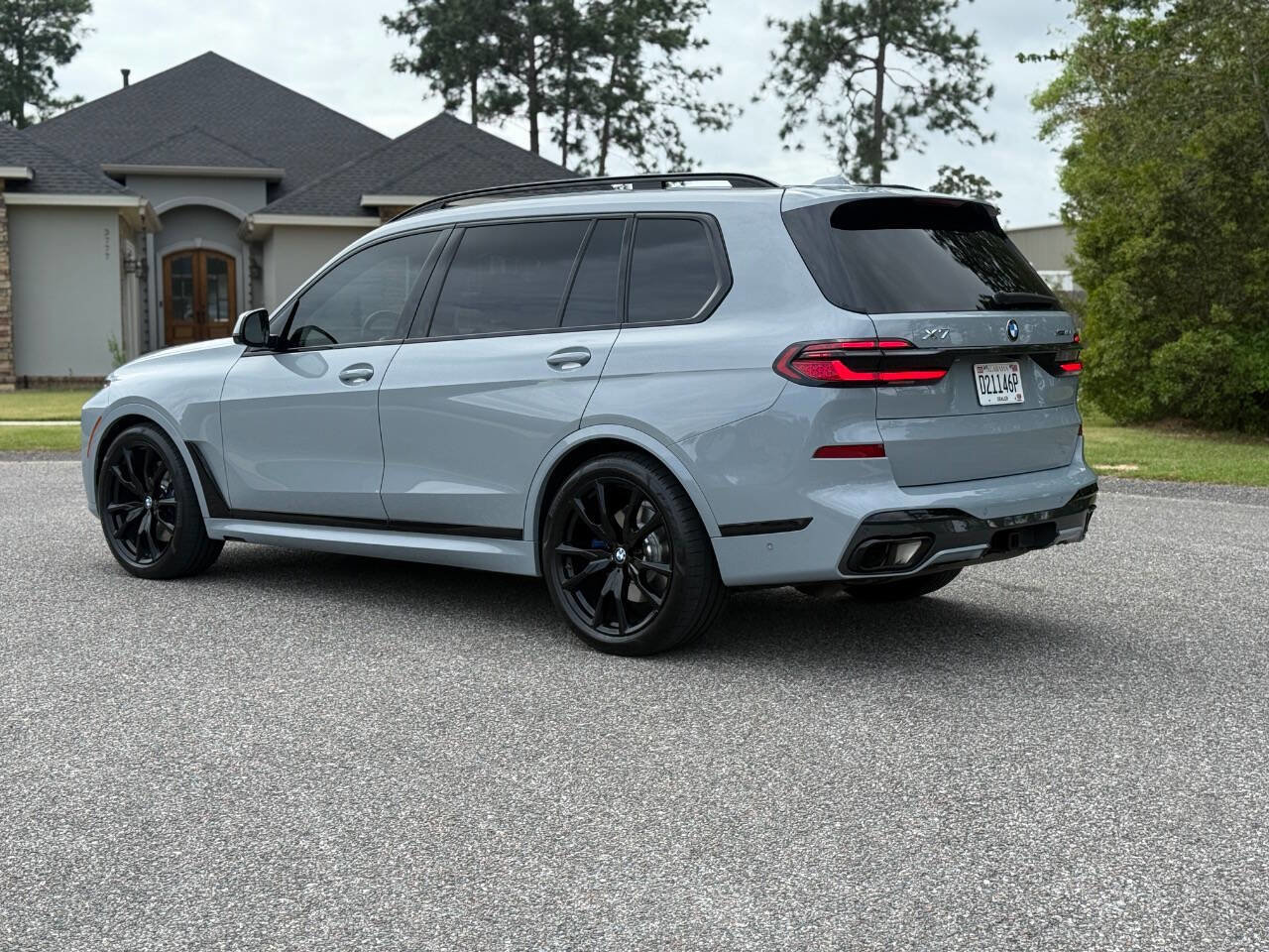 Used 2024 BMW X7 xDrive40i w/ Executive Package image 3