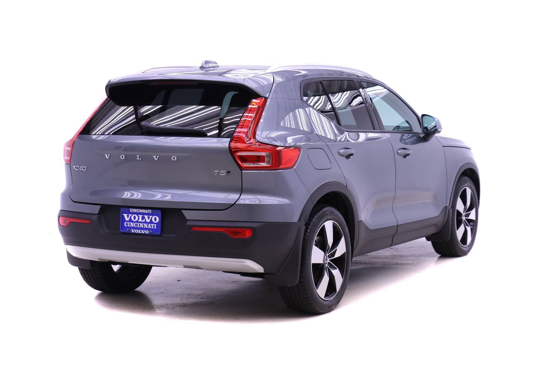 Used 2019 Volvo XC40 T5 Momentum image 8