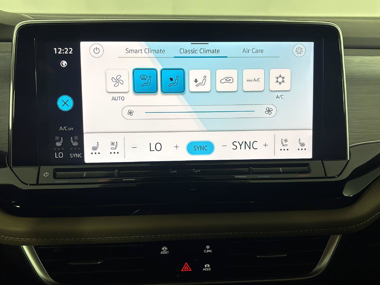 Certified 2025 Volkswagen Atlas Cross Sport SE FWD image 15