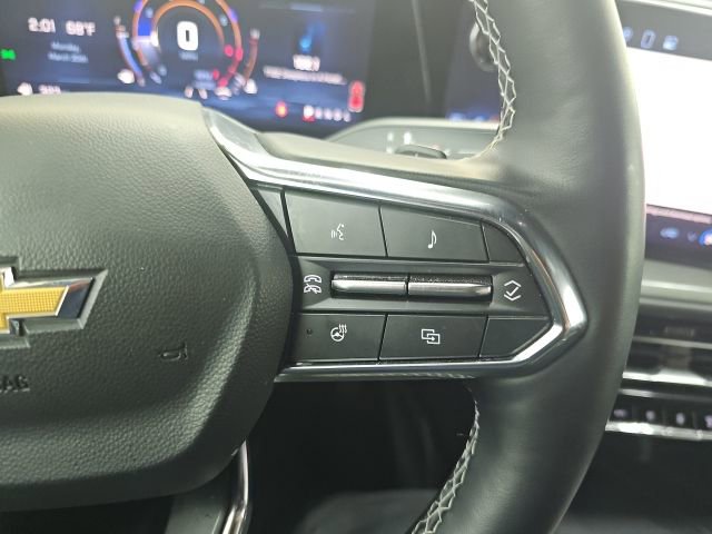 Used 2025 Chevrolet Traverse LT image 11