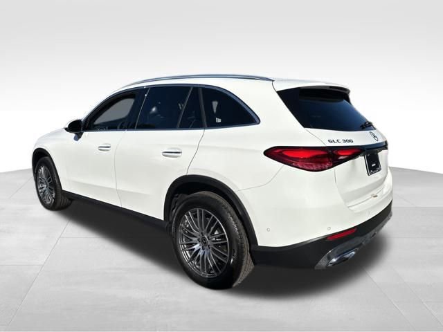 Used 2025 Mercedes-Benz GLC 300 4MATIC image 4