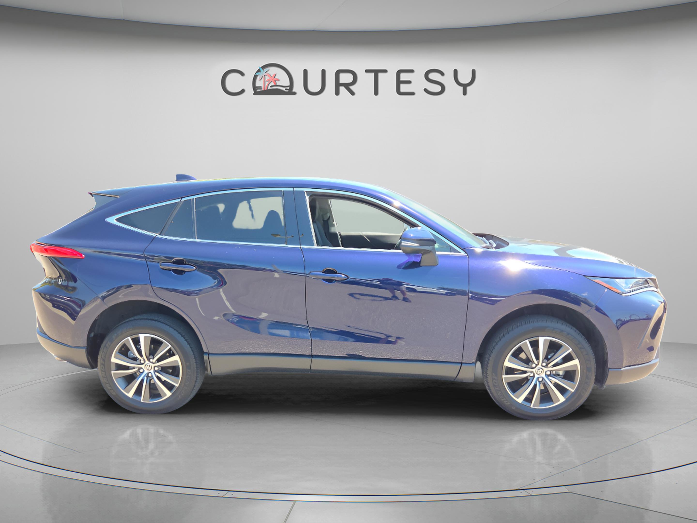 Certified 2022 Toyota Venza LE image 6