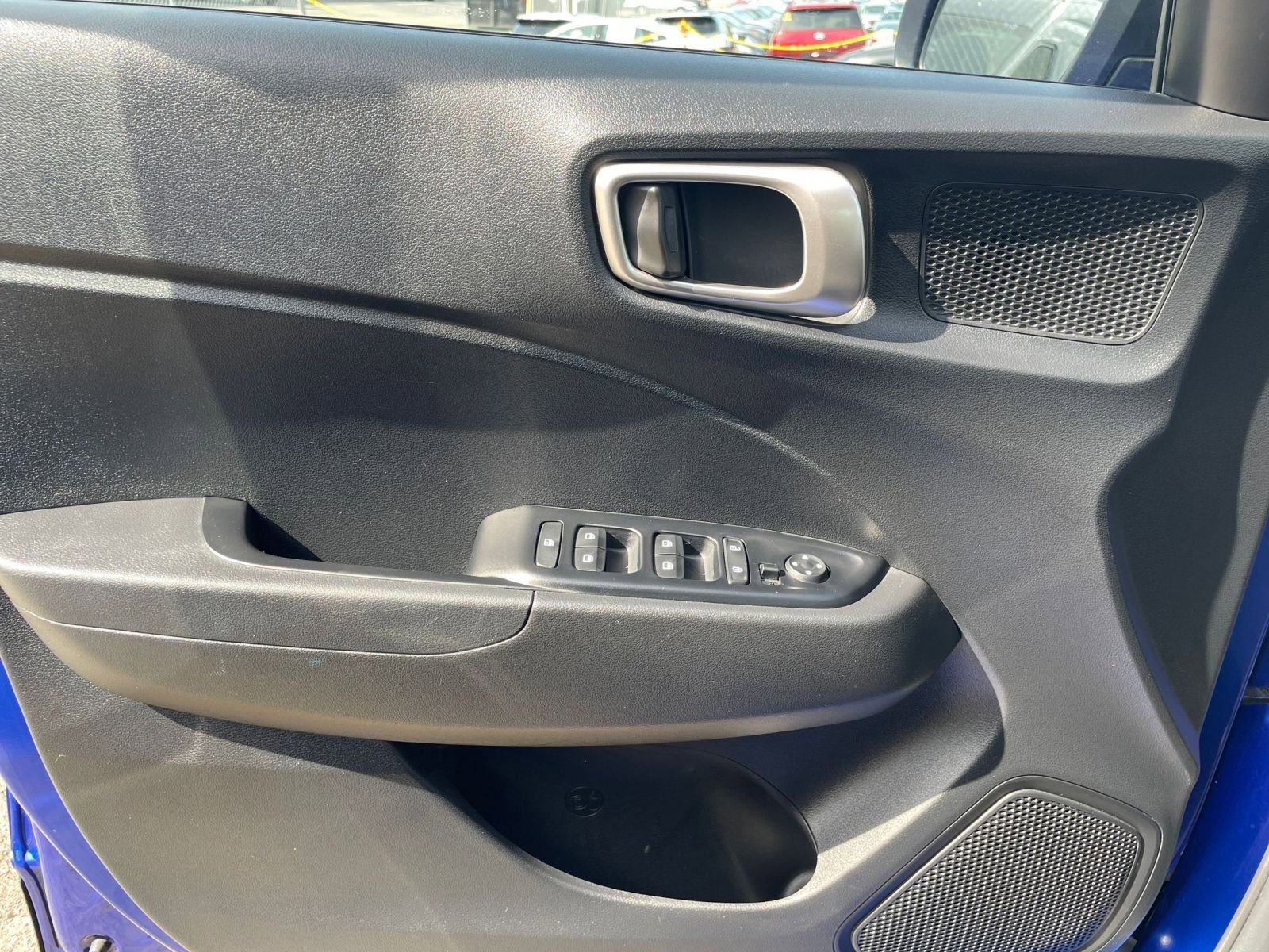 Used 2025 Hyundai Venue SEL image 18