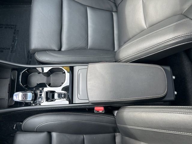 Certified 2025 Volvo XC40 B5 Plus AWD/4WD image 26