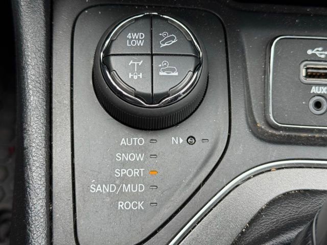 Used 2019 Jeep Cherokee Trailhawk w/ Comfort/Convenience Group AWD/4WD image 16