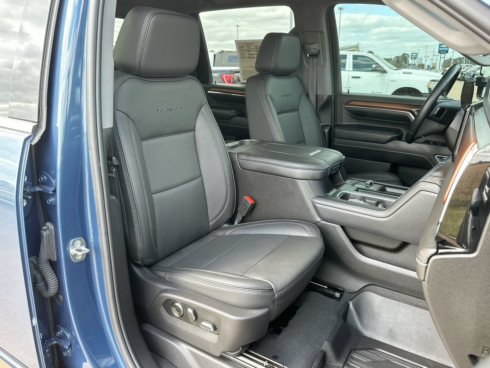 Used 2024 GMC Sierra 2500 Denali w/ Denali Reserve Package AWD/4WD image 23