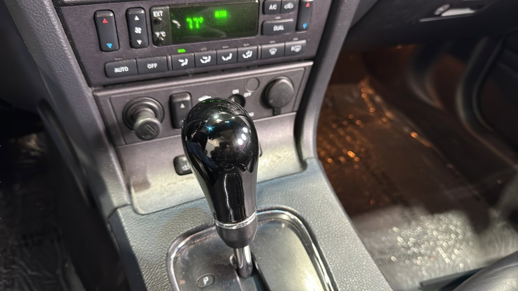 Used 2003 Ford Thunderbird Deluxe image 22