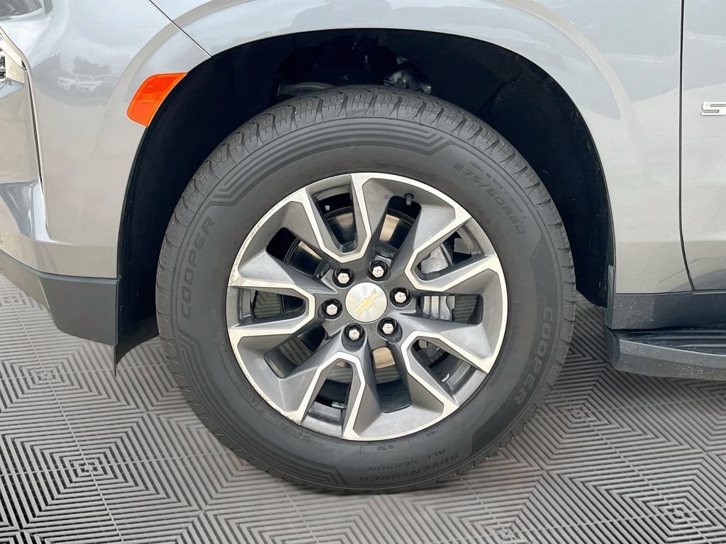 Used 2021 Chevrolet Suburban LT w/ Luxury Package RWD image 11