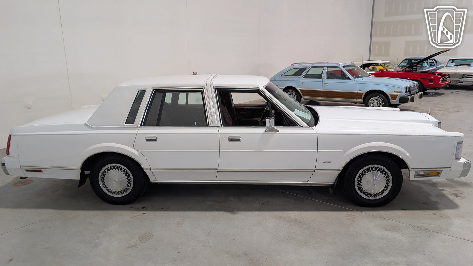 Used 1988 Lincoln Town Car RWD image 14