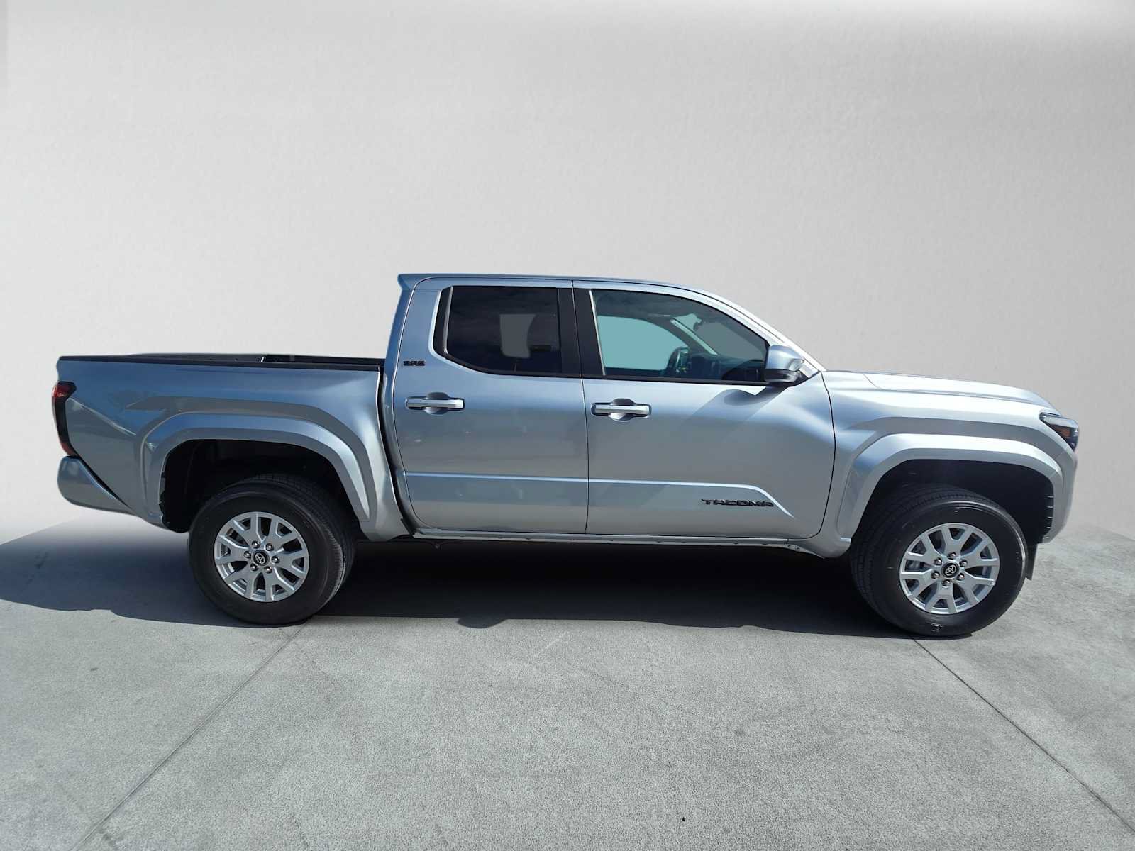 Certified 2025 Toyota Tacoma SR5 AWD/4WD image 2