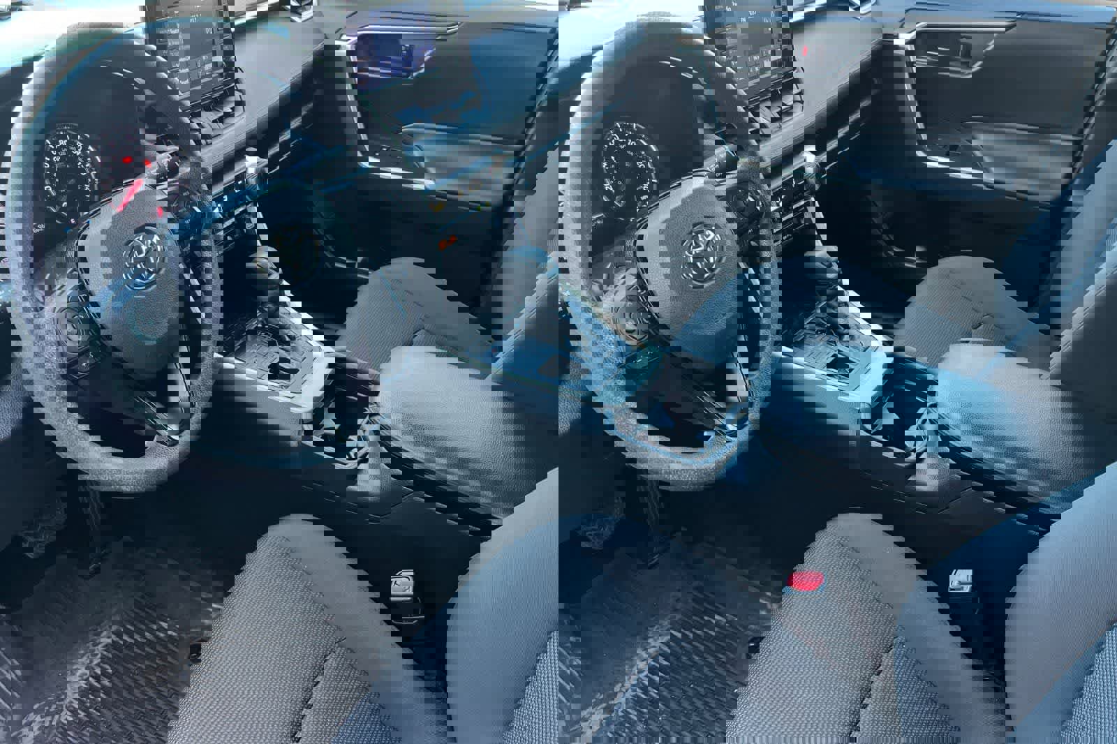 Used 2021 Toyota RAV4 LE image 14