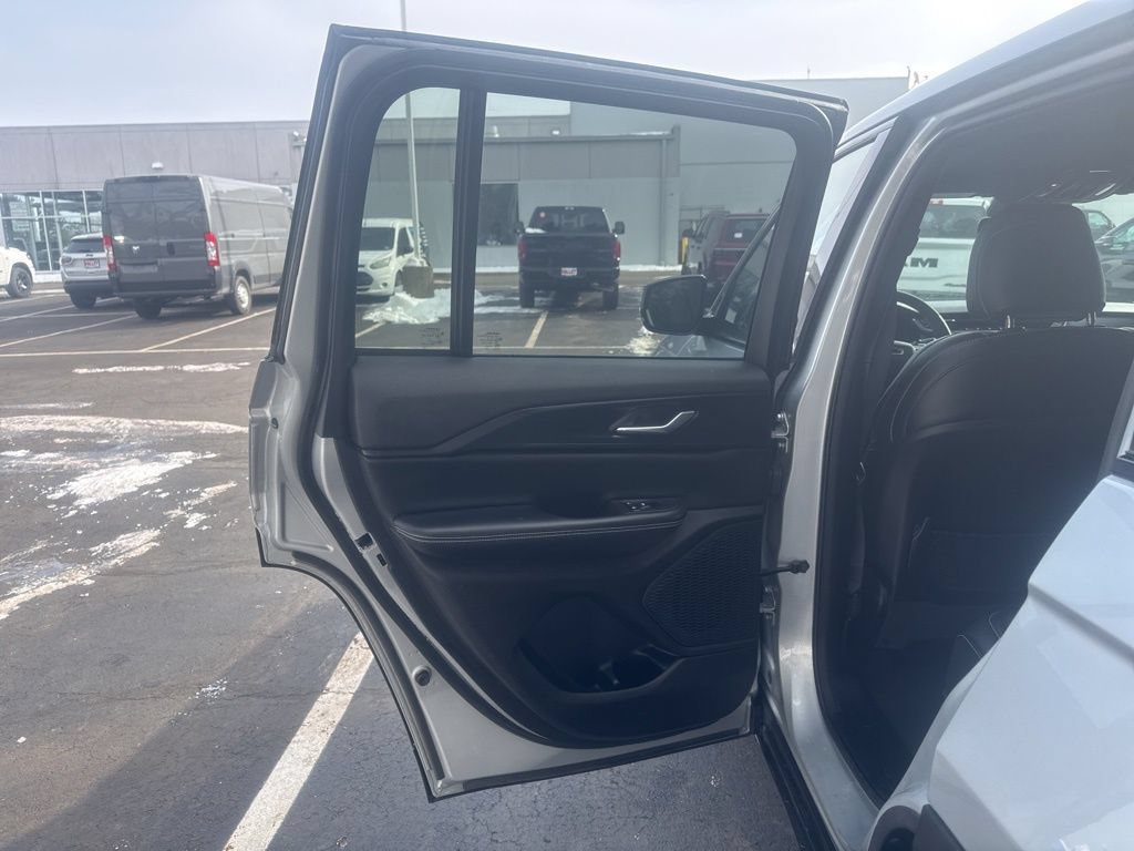 Used 2024 Jeep Grand Cherokee Altitude AWD/4WD image 26