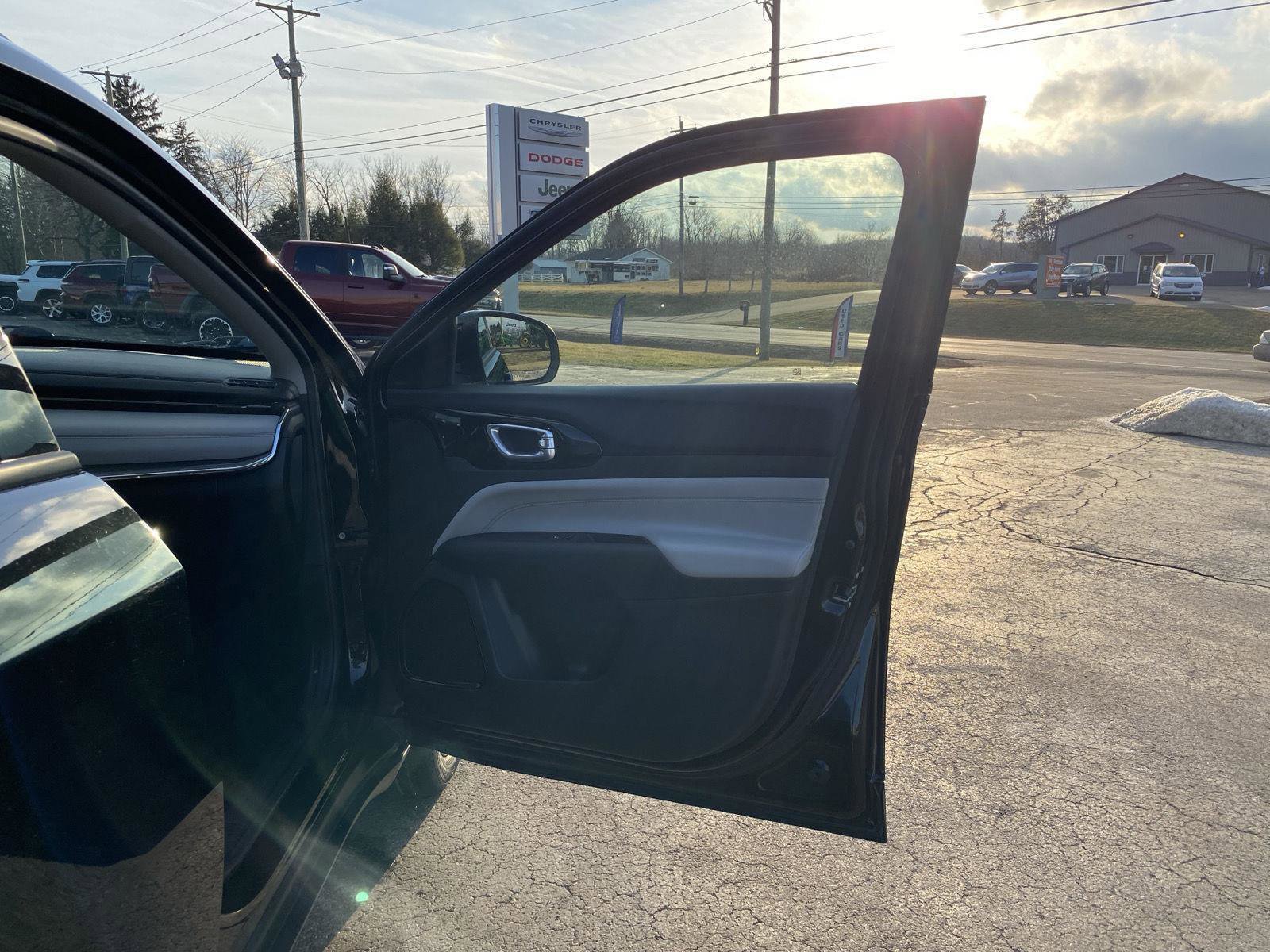 Used 2022 Jeep Compass Limited image 35