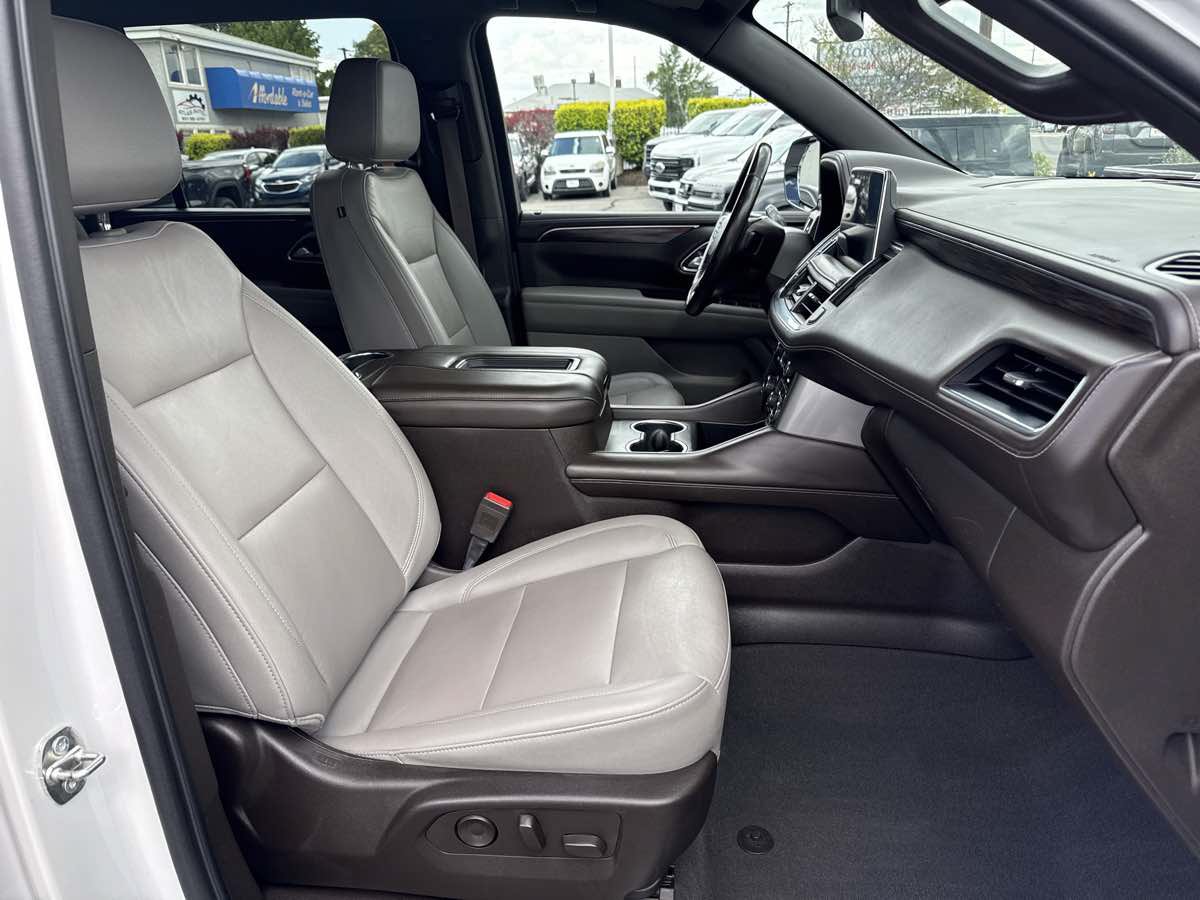 Used 2022 Chevrolet Suburban Z71 w/ Luxury Package AWD/4WD image 27