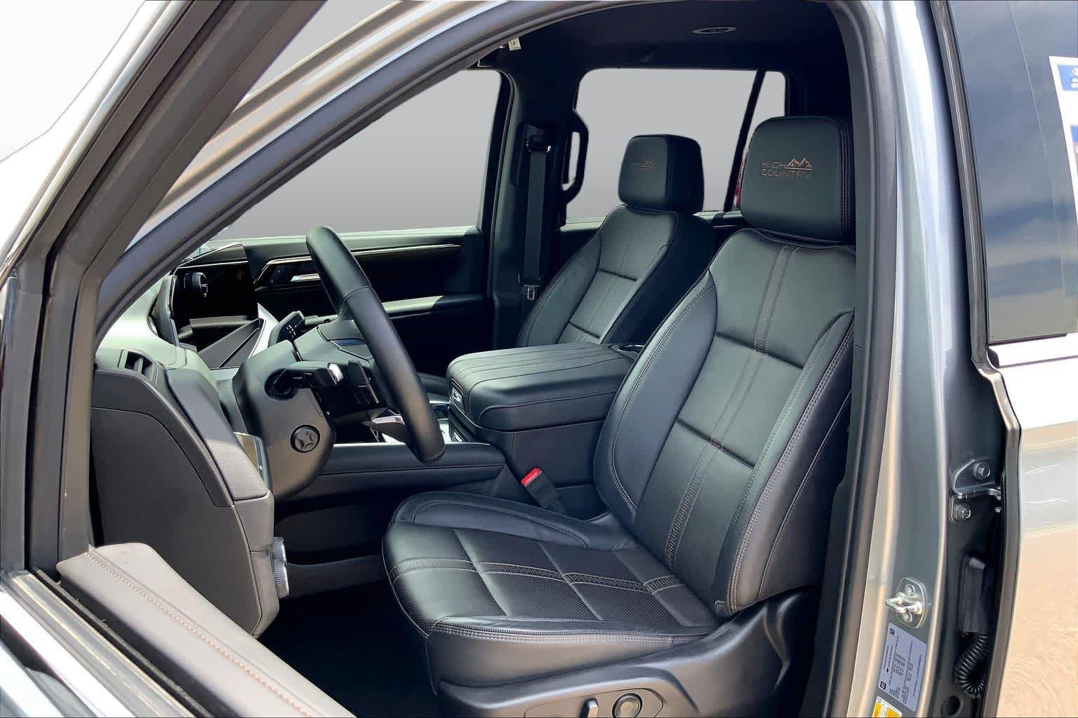 Used 2025 Chevrolet Tahoe High Country AWD/4WD image 14