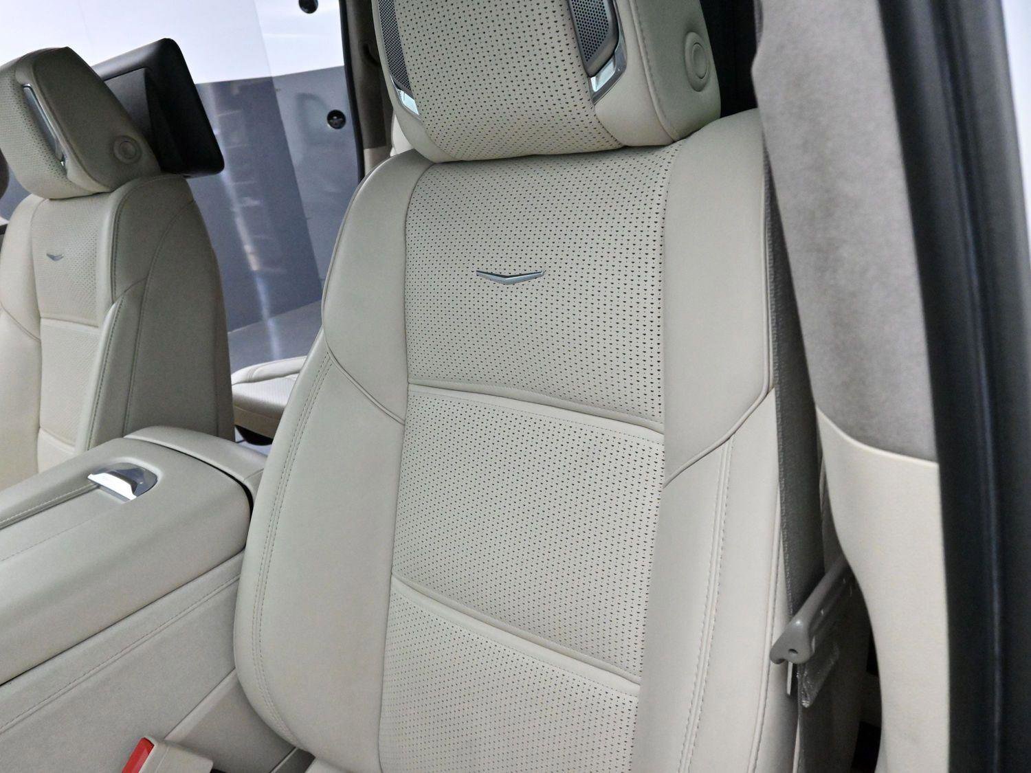 Certified 2022 Cadillac Escalade ESV Sport Platinum w/ Heavy-Duty Trailer Package image 18