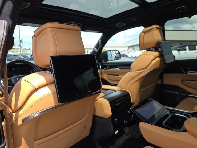 Used 2025 Jeep Grand Wagoneer Series III w/ Rear Seat Video Group 1 AWD/4WD image 31