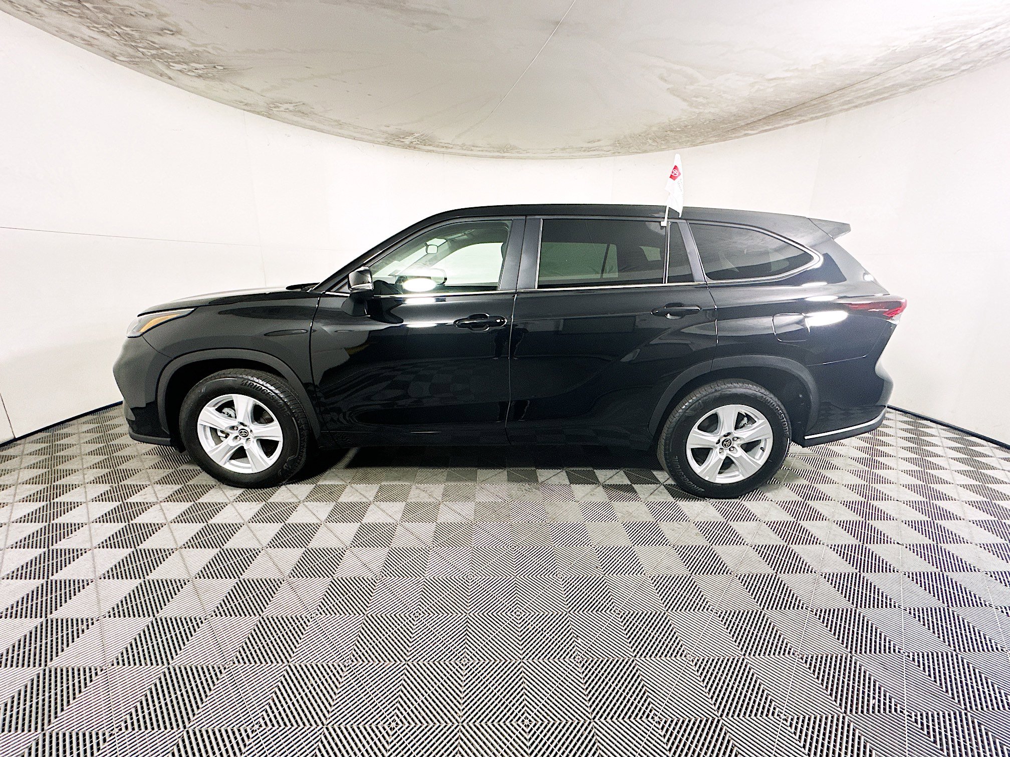 Used 2025 Toyota Highlander LE FWD image 6
