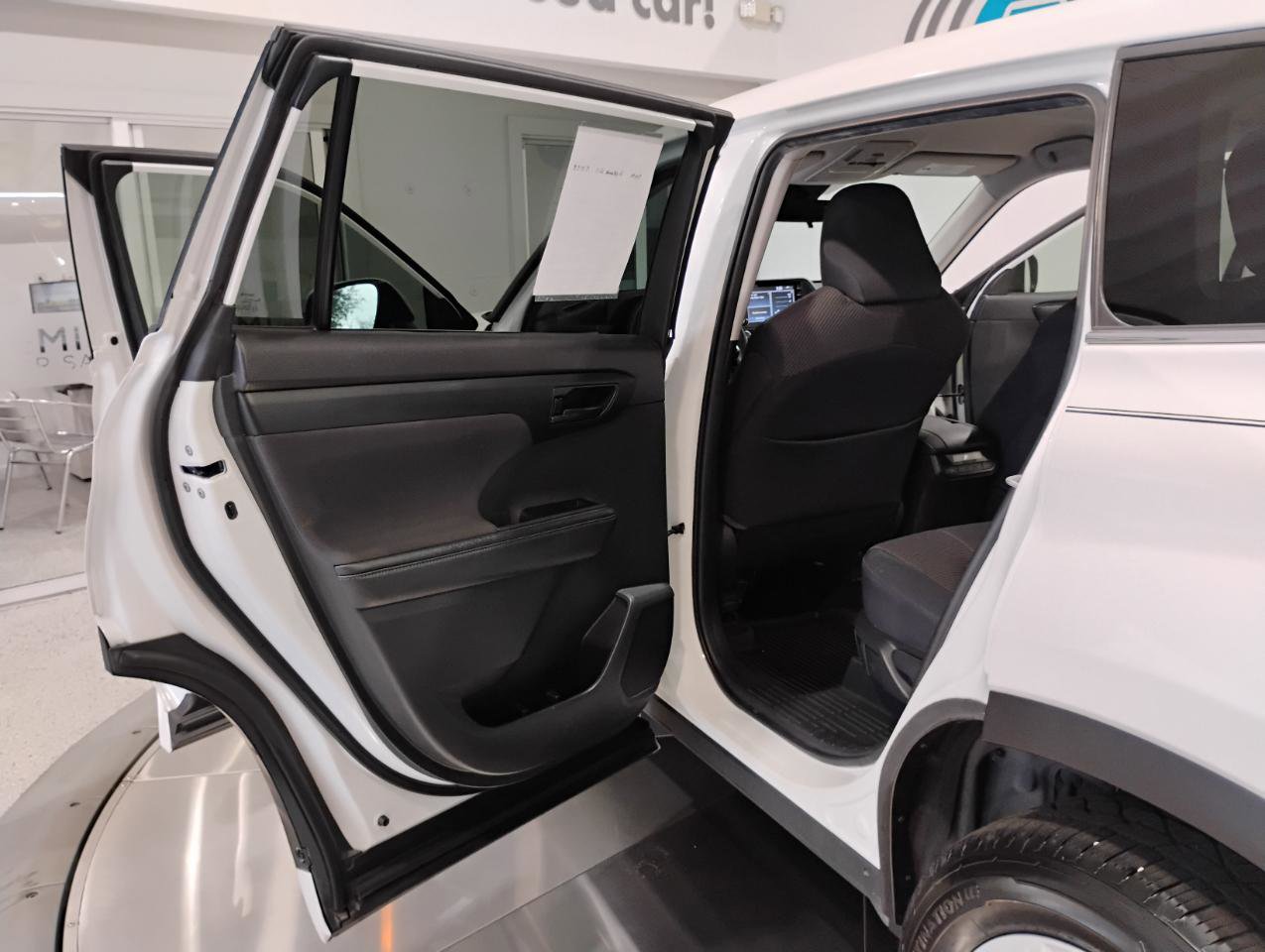 Used 2021 Toyota Highlander L image 20