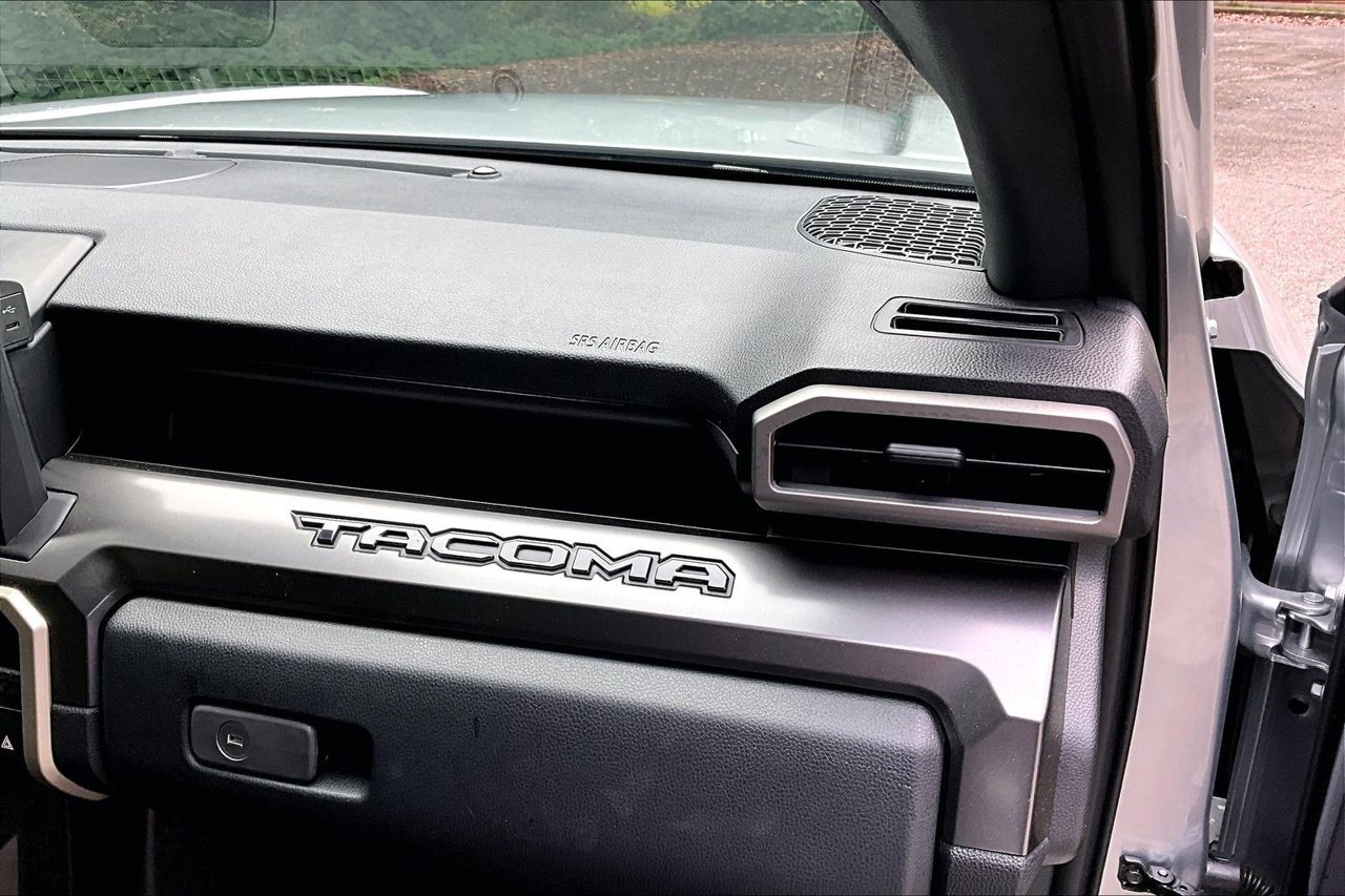 Used 2025 Toyota Tacoma SR5 AWD/4WD image 23