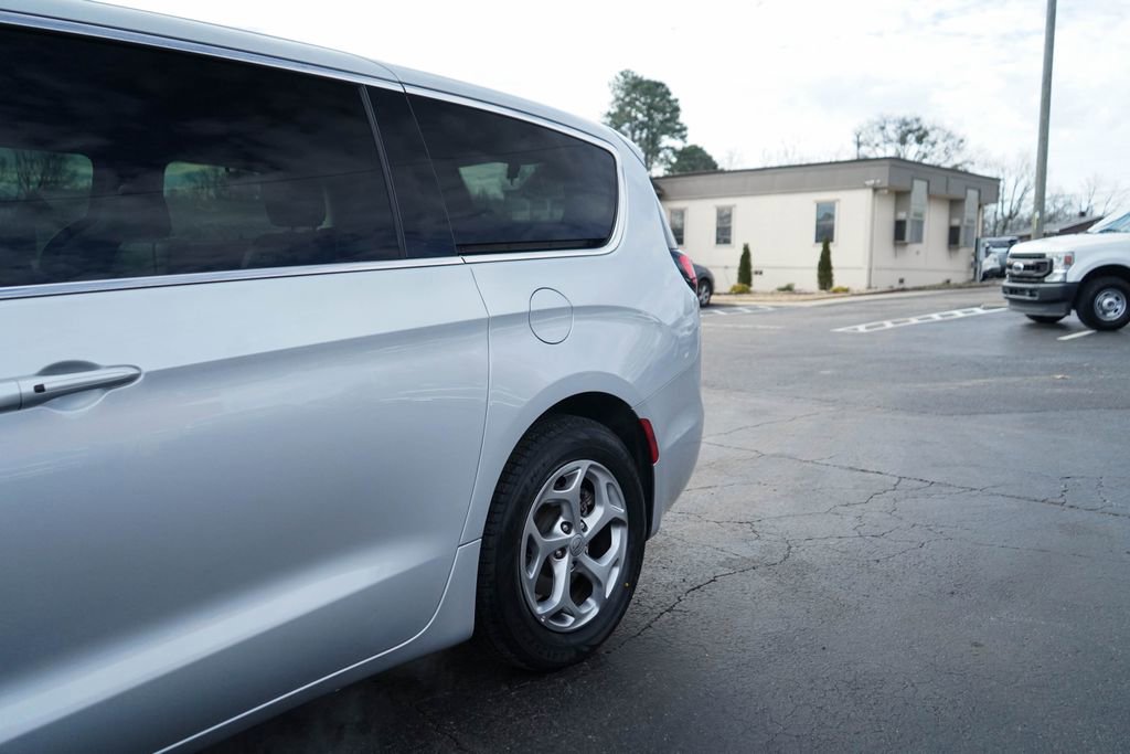 Used 2024 Chrysler Pacifica Limited image 15