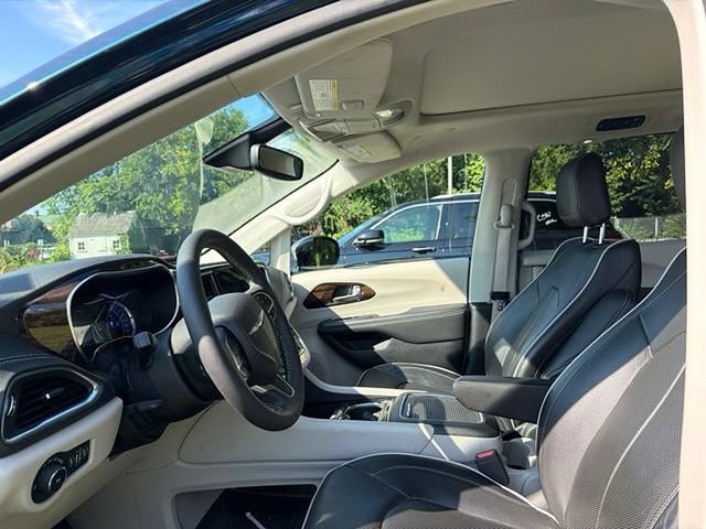 Used 2023 Chrysler Pacifica Limited FWD image 9