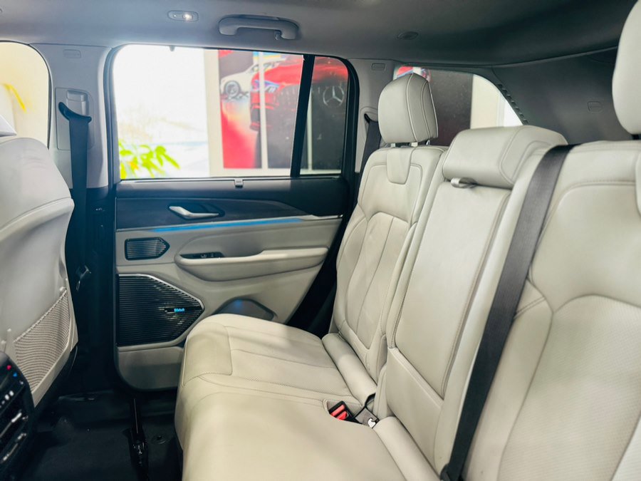 Used 2022 Jeep Grand Cherokee Overland w/ Adv Protech Group III image 18