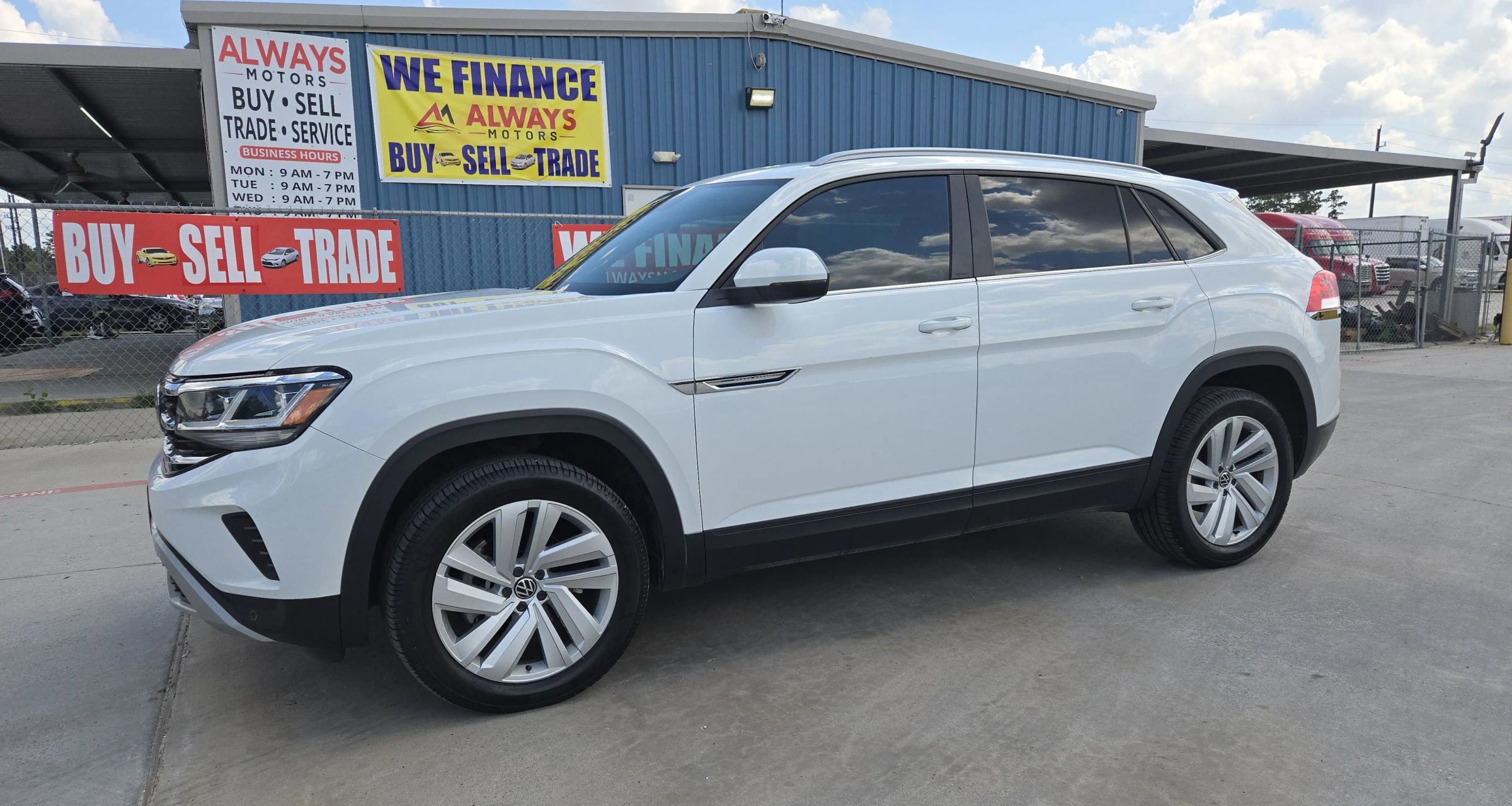 Used 2021 Volkswagen Atlas Cross Sport SE w/ Panoramic Sunroof Package image 1