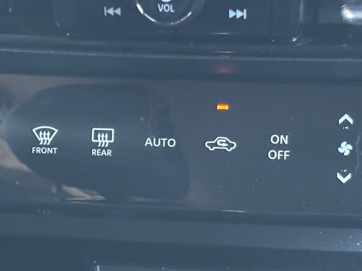 Used 2025 Nissan Kicks SR image 4