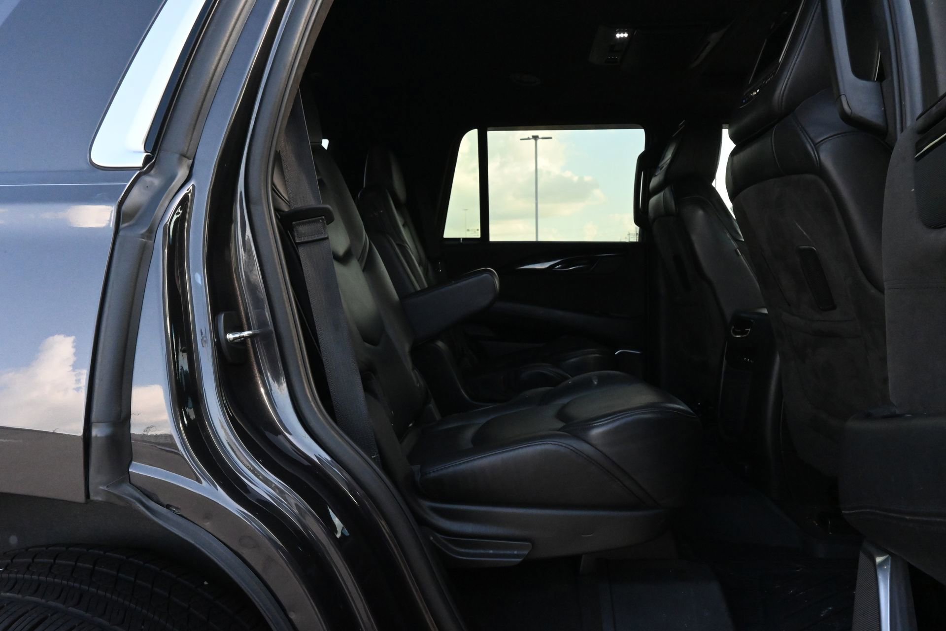 Used 2018 Cadillac Escalade Platinum AWD/4WD image 25