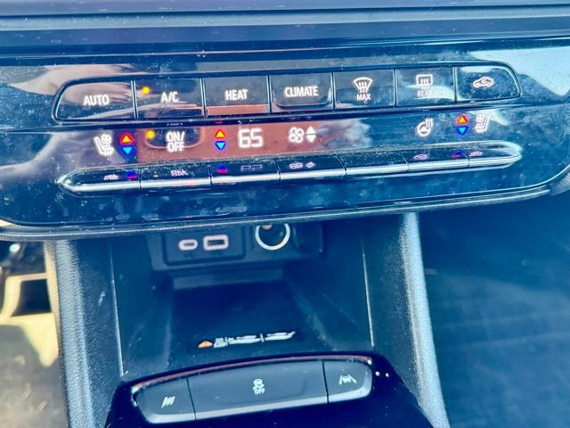 Used 2022 Chevrolet Bolt EUV LT w/ Convenience Package FWD image 14