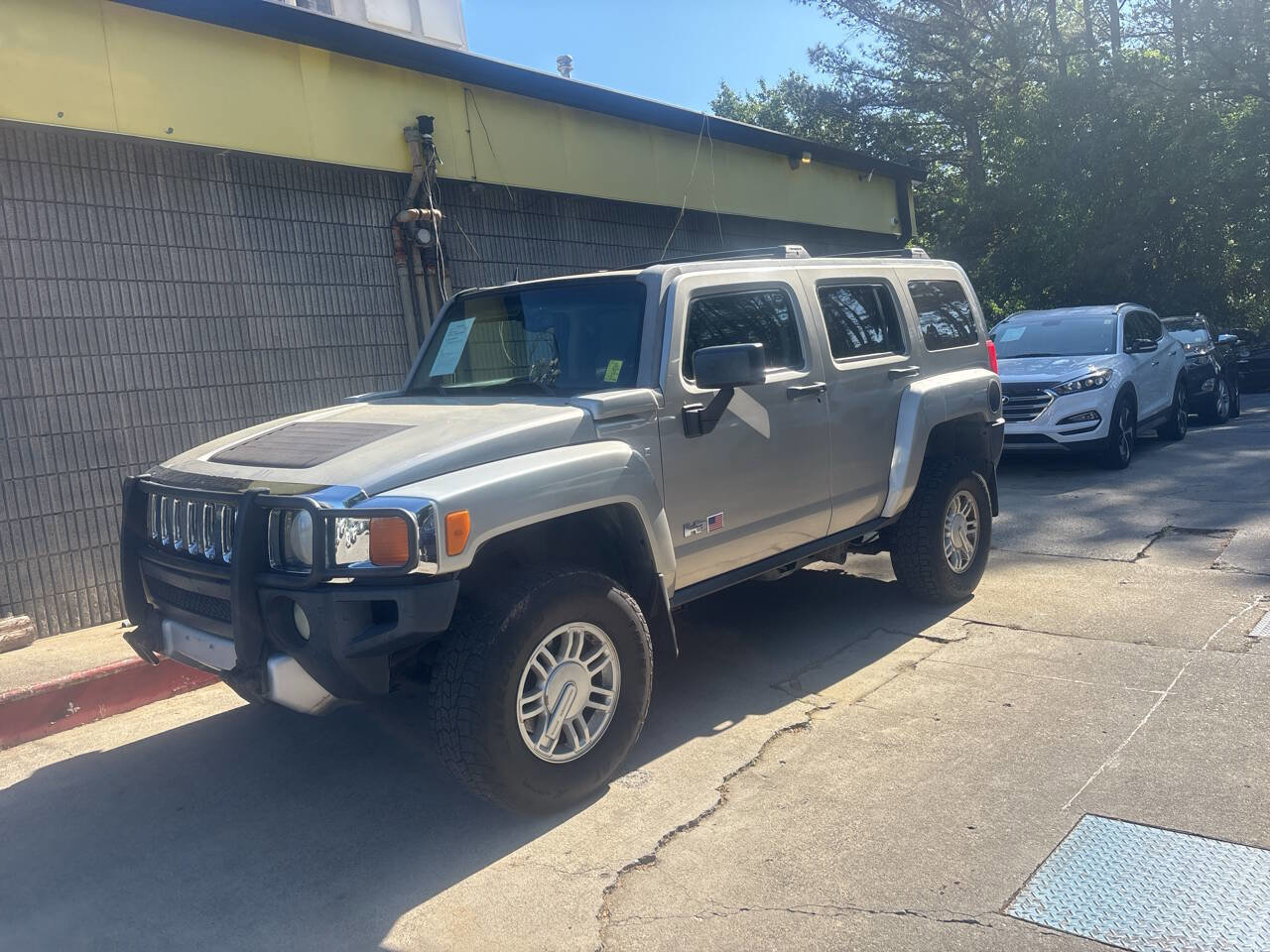 Used 2009 HUMMER H3 image 2
