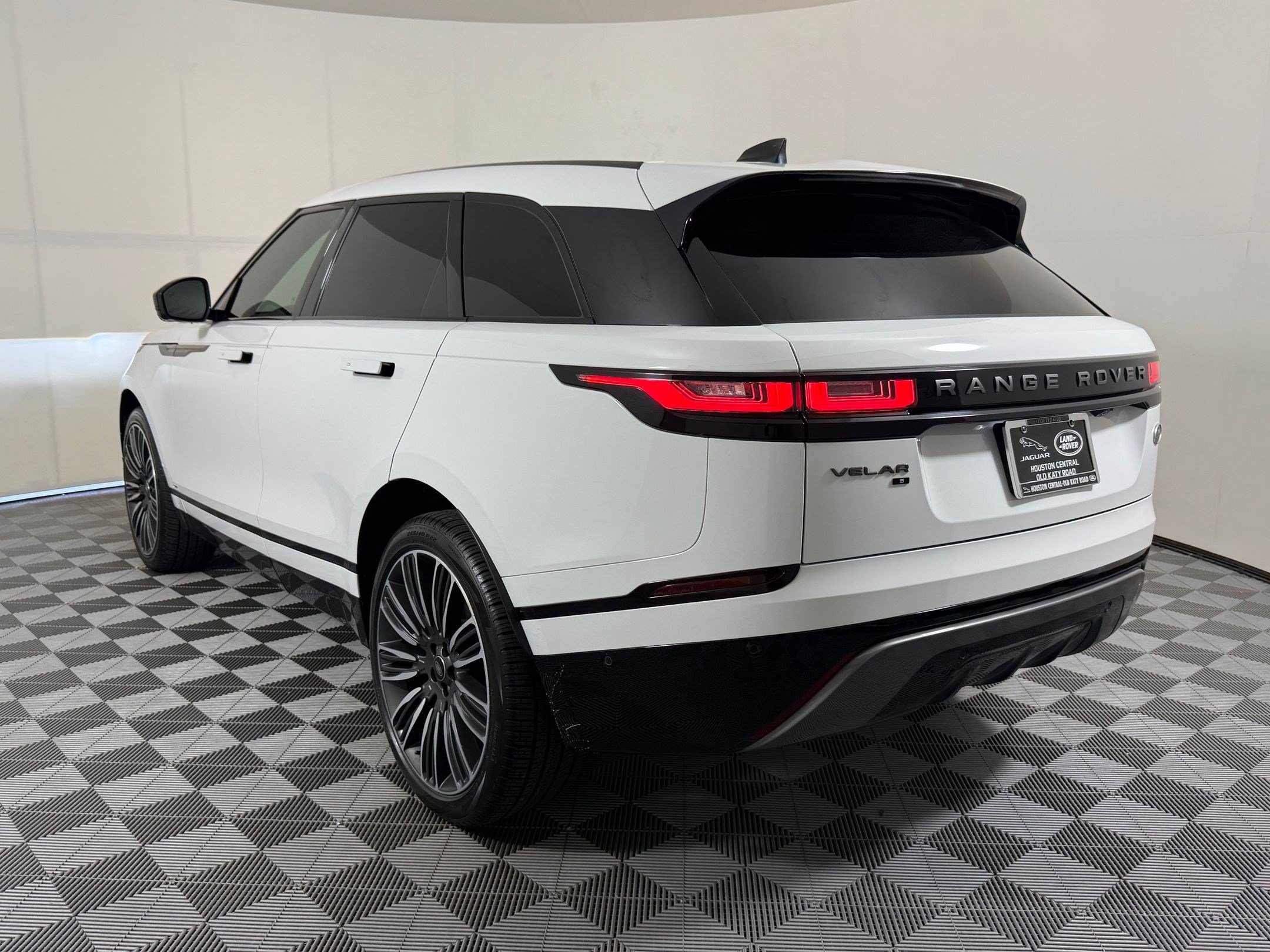 Used 2021 Land Rover Range Rover Velar R-Dynamic S AWD/4WD image 3