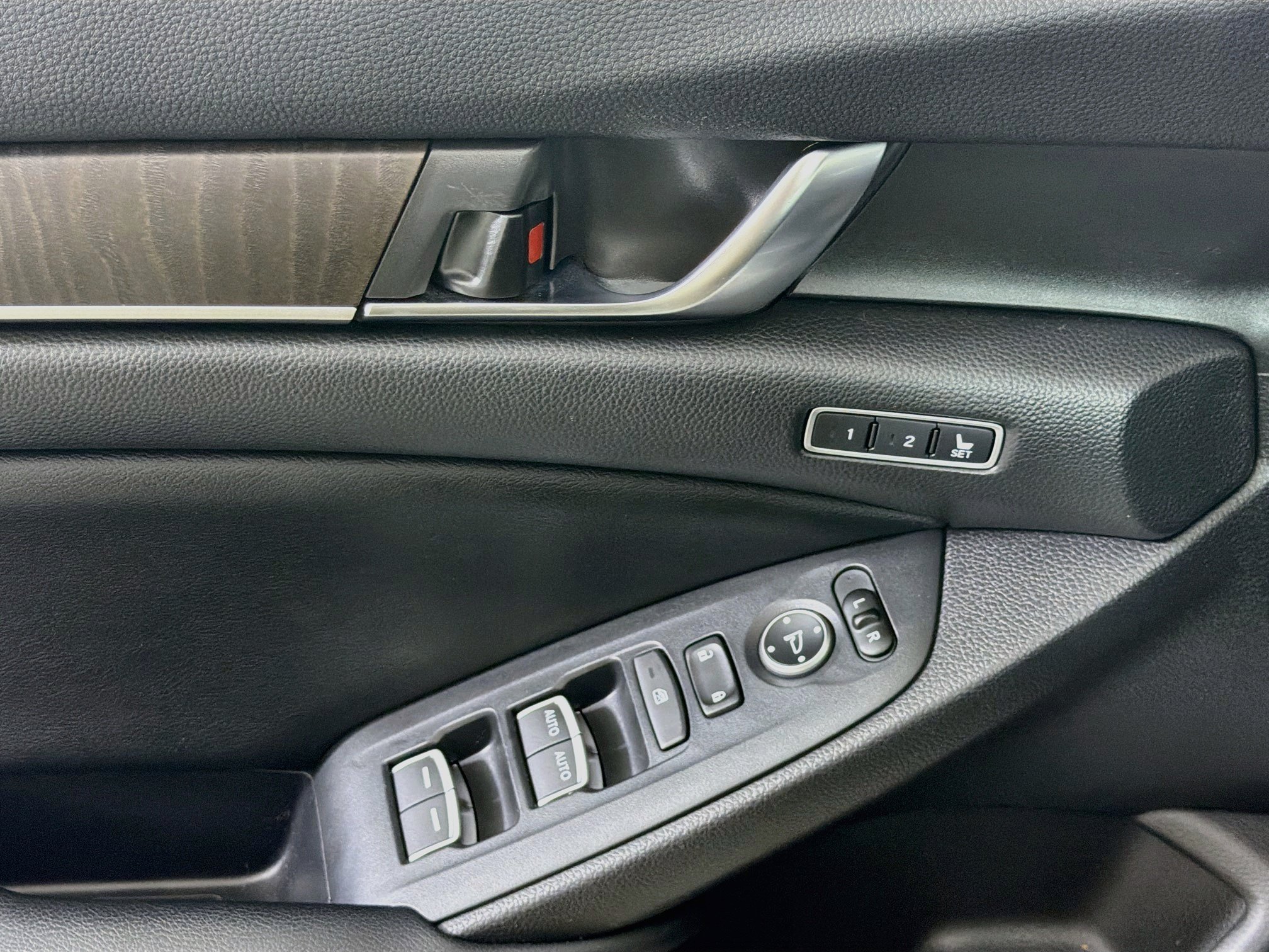 Used 2018 Honda Accord Touring image 15