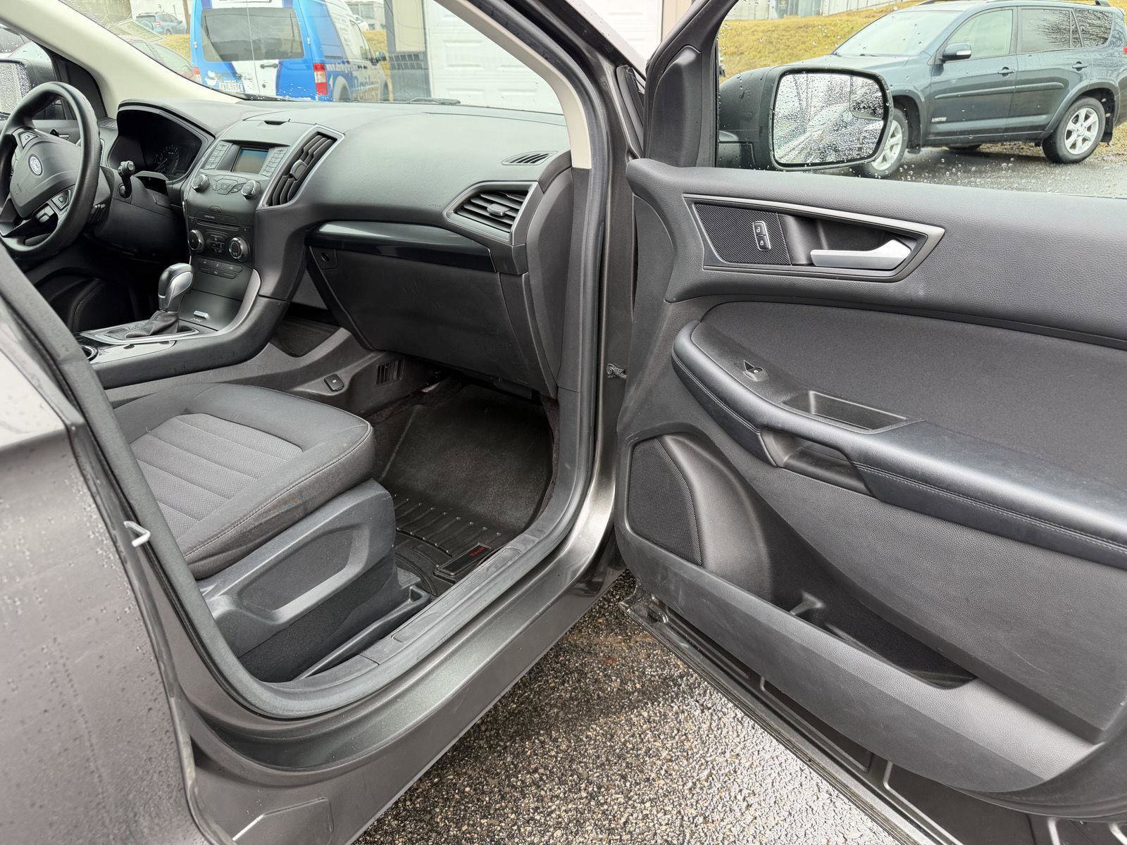 Used 2017 Ford Edge SE image 24