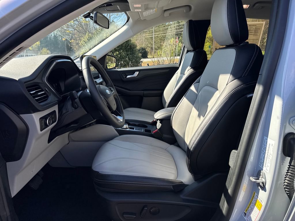 Used 2025 Ford Escape Platinum w/ Premium Technology Package image 9