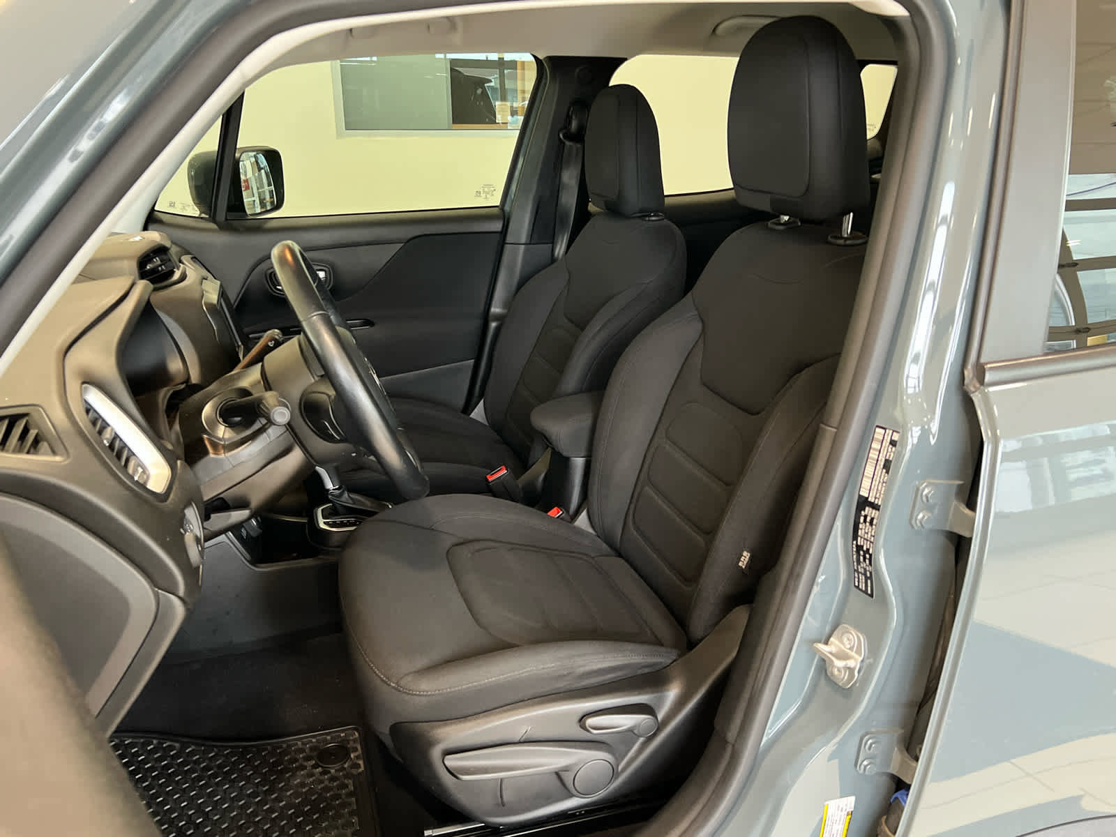Used 2018 Jeep Renegade Latitude w/ Cold Weather Group AWD/4WD image 14
