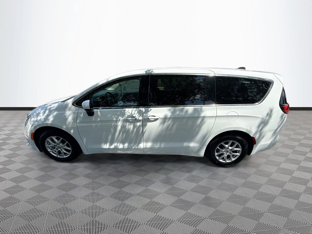 Used 2023 Chrysler Voyager LX FWD image 5