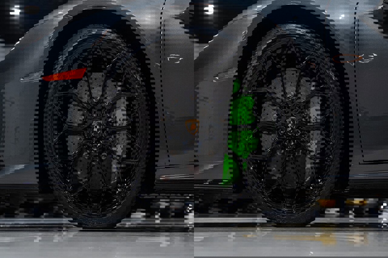 Used 2020 Lamborghini Huracan EVO image 12