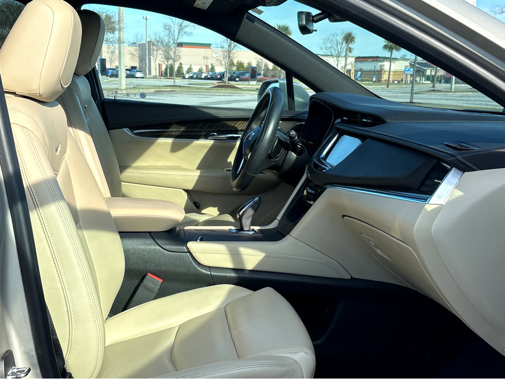 Used 2017 Cadillac XT5 FWD image 6