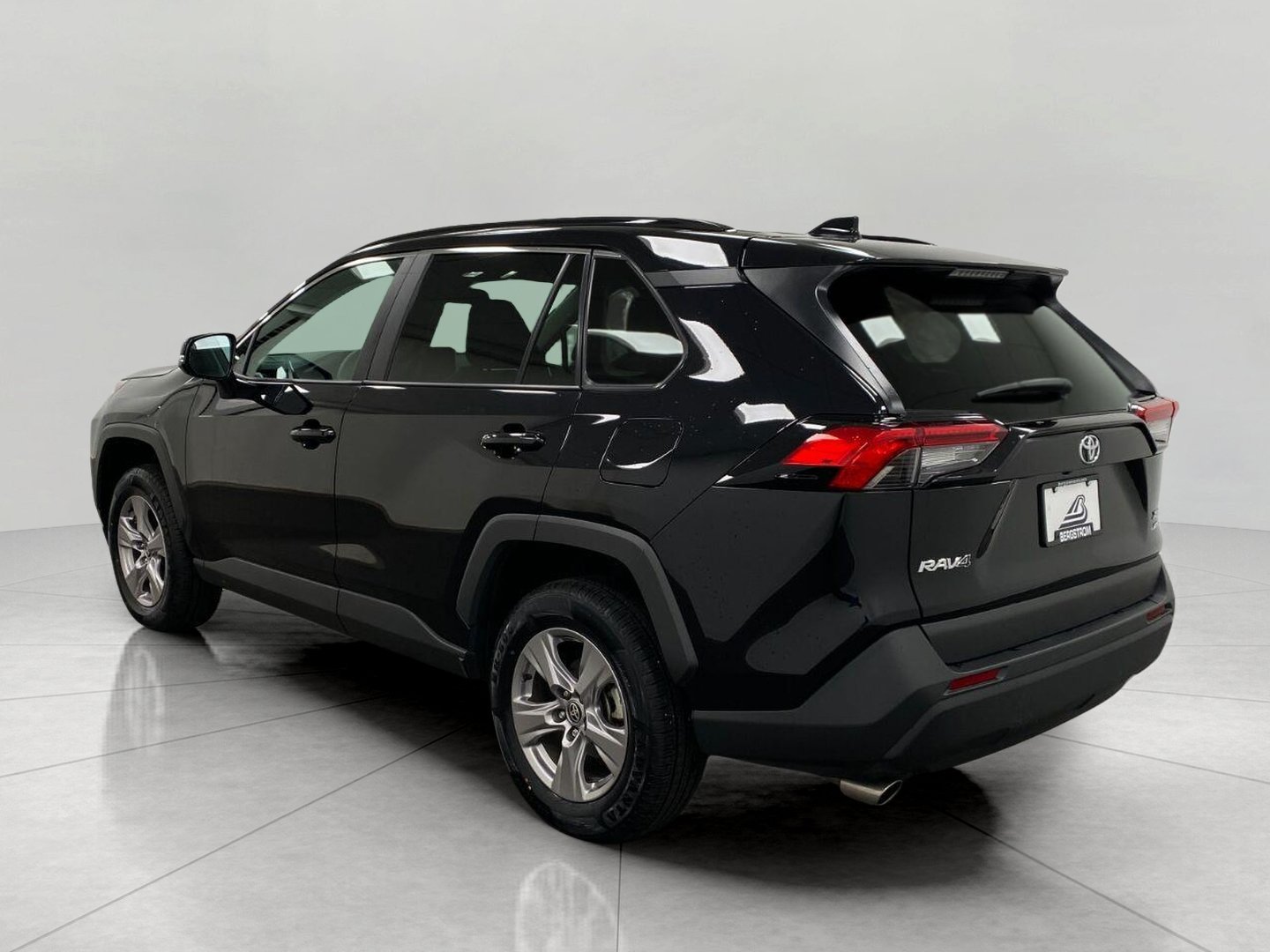 Used 2025 Toyota RAV4 XLE AWD/4WD image 7