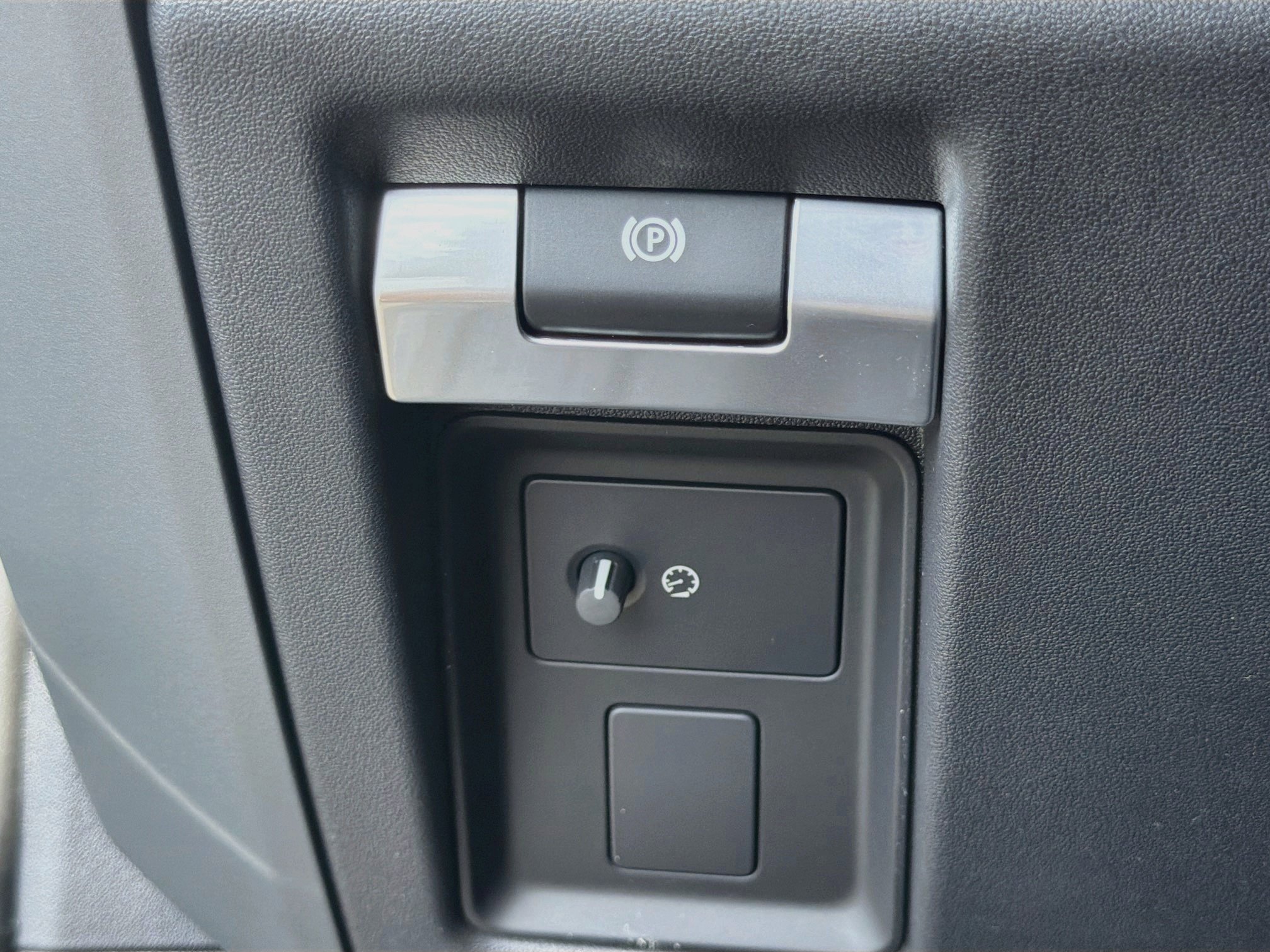 New 2026 Land Rover Defender 110 X-Dynamic SE AWD/4WD image 36